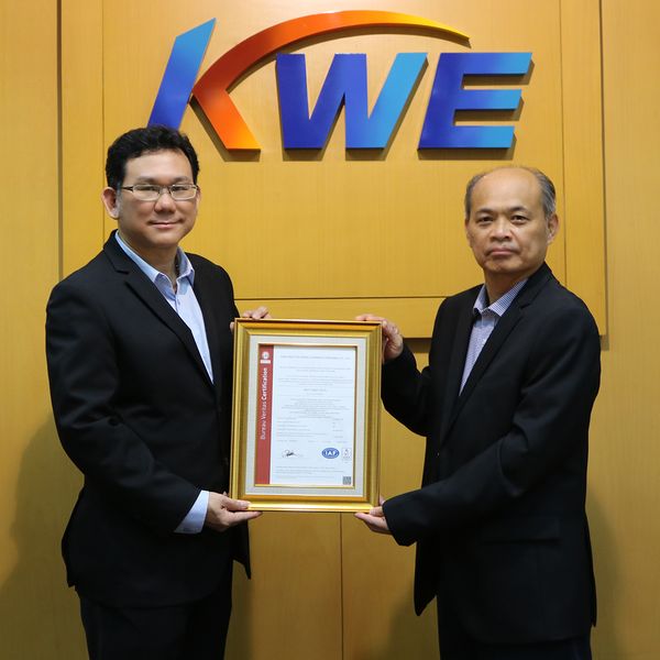 เม.ย. 2566 กรุงเทพฯ | บริษัท เคดับบลิวอี-คินเทซึ เวิลด์ เอ็กซเปรส (Kintetsu World Express) บริษัทด้านโลจิสติกส์ระดับสากล ที่มีสาขาในประเทศไทยมากกว่า 20 สาขา และทั่วโลก รับมอบระบบมาตรฐาน ISO 14001:2015 จาก บริษัท บูโร เวอริทัส เซอทิฟิเคชั่น (ประเทศไทย) จำกัด คุณสุเมธ หุตินทรวงศ์ ผู้จัดการฝ่ายการพาณิชย์ บริษัท บูโร เวอริทัส เซอทิฟิเคชั่น (ประเทศไทย) จำกัด มอบการรับรองระบบการจัดการสิ่งแวดล้อม มาตรฐาน ISO 14001:2015 ให้แก่คุณฉัตรชัย สาธิตสมมนต์ Vice President บริษัท เคดับบลิวอี-คินเทซึ เวิลด์ เอ็กซเปรส (KWE-Kin